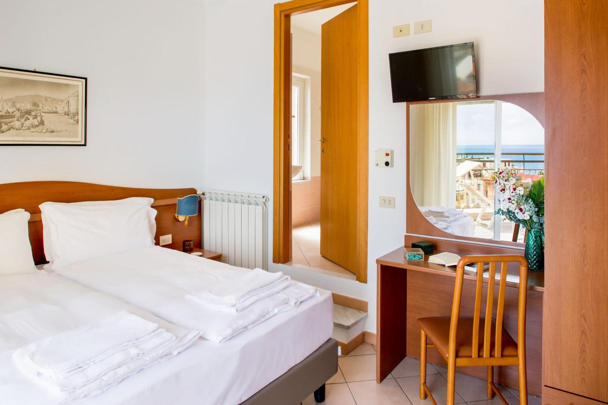 Hotel Tritone Laigueglia Εξωτερικό φωτογραφία