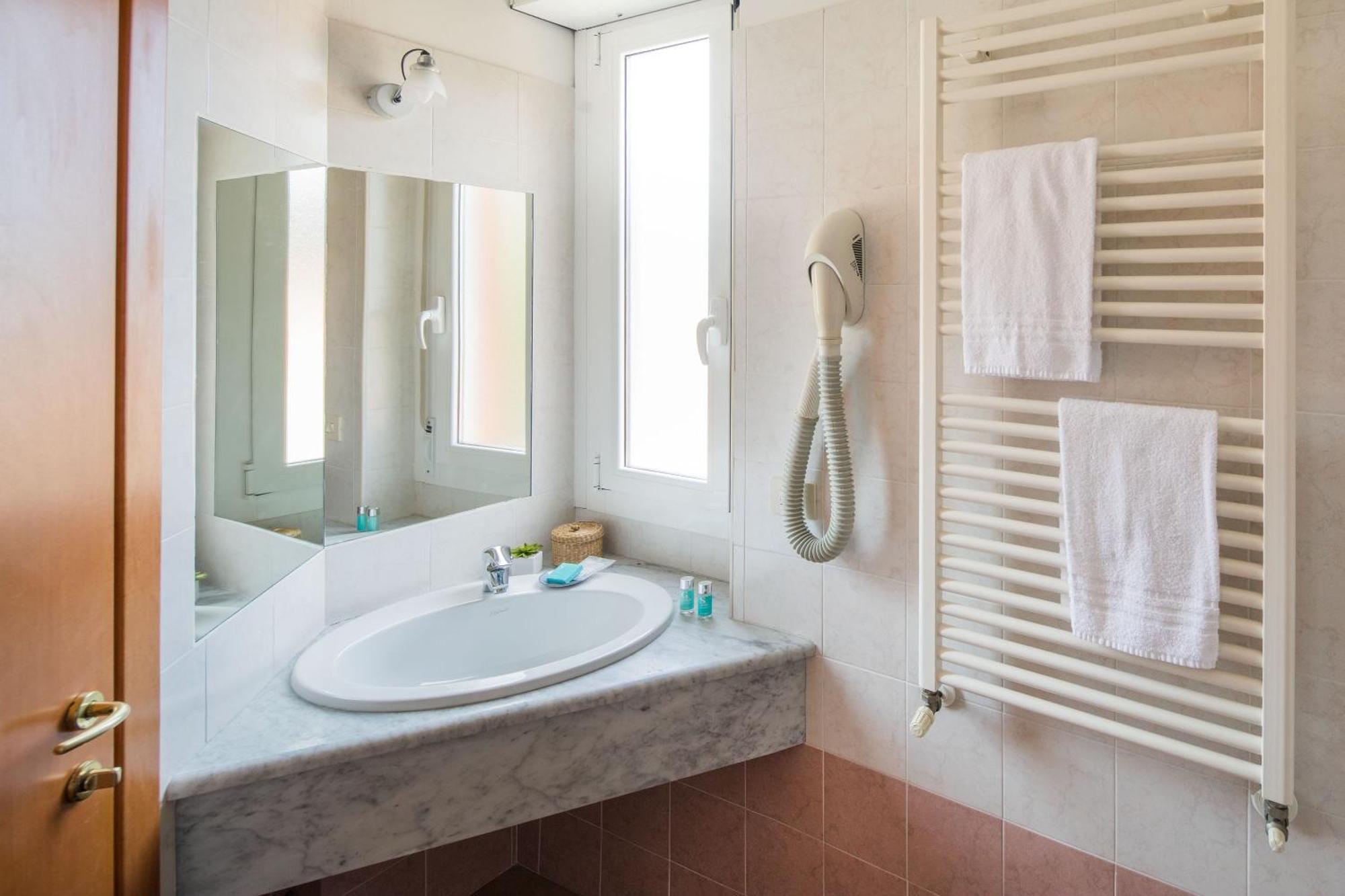 Hotel Tritone Laigueglia Εξωτερικό φωτογραφία