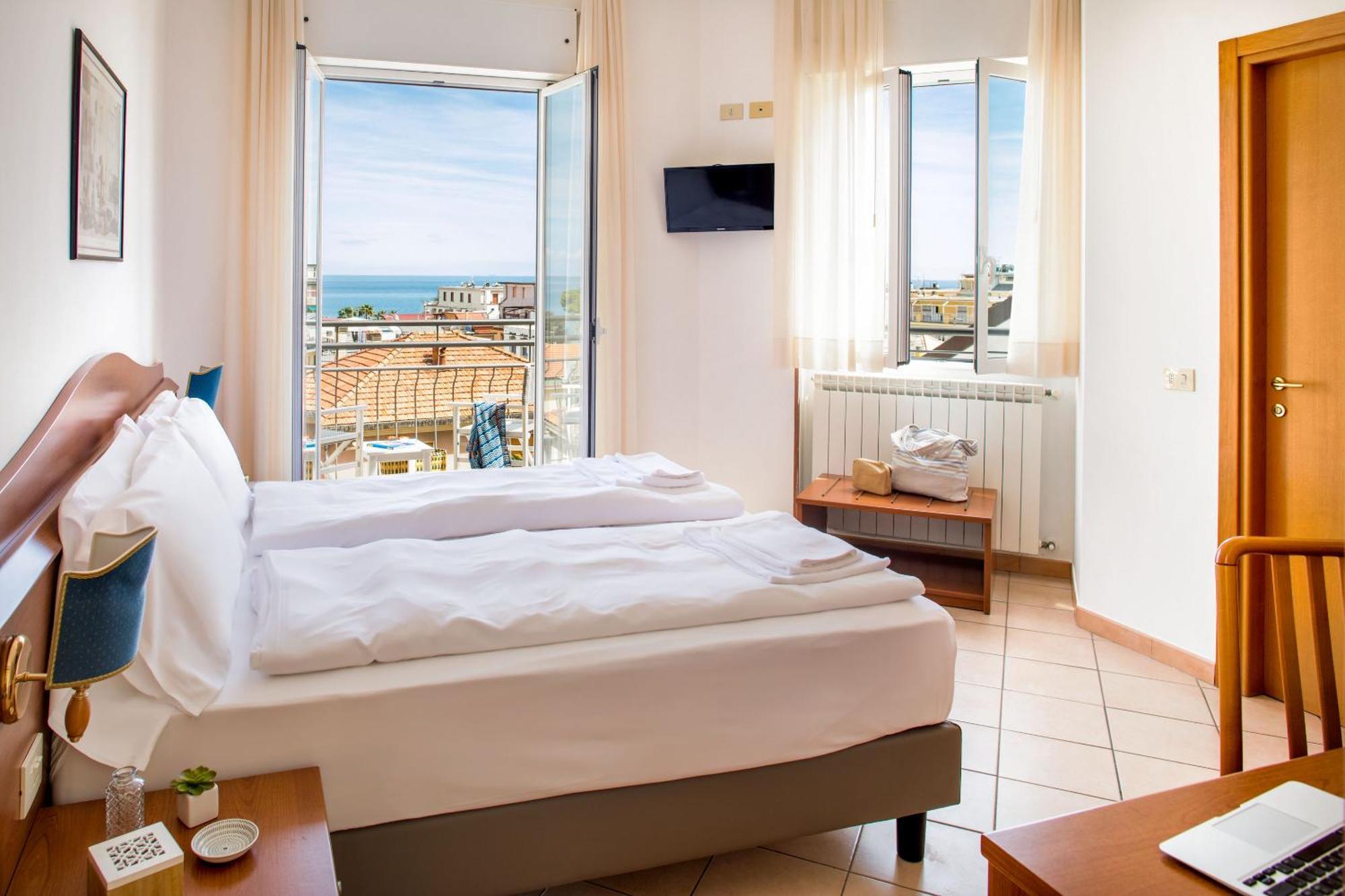 Hotel Tritone Laigueglia Εξωτερικό φωτογραφία
