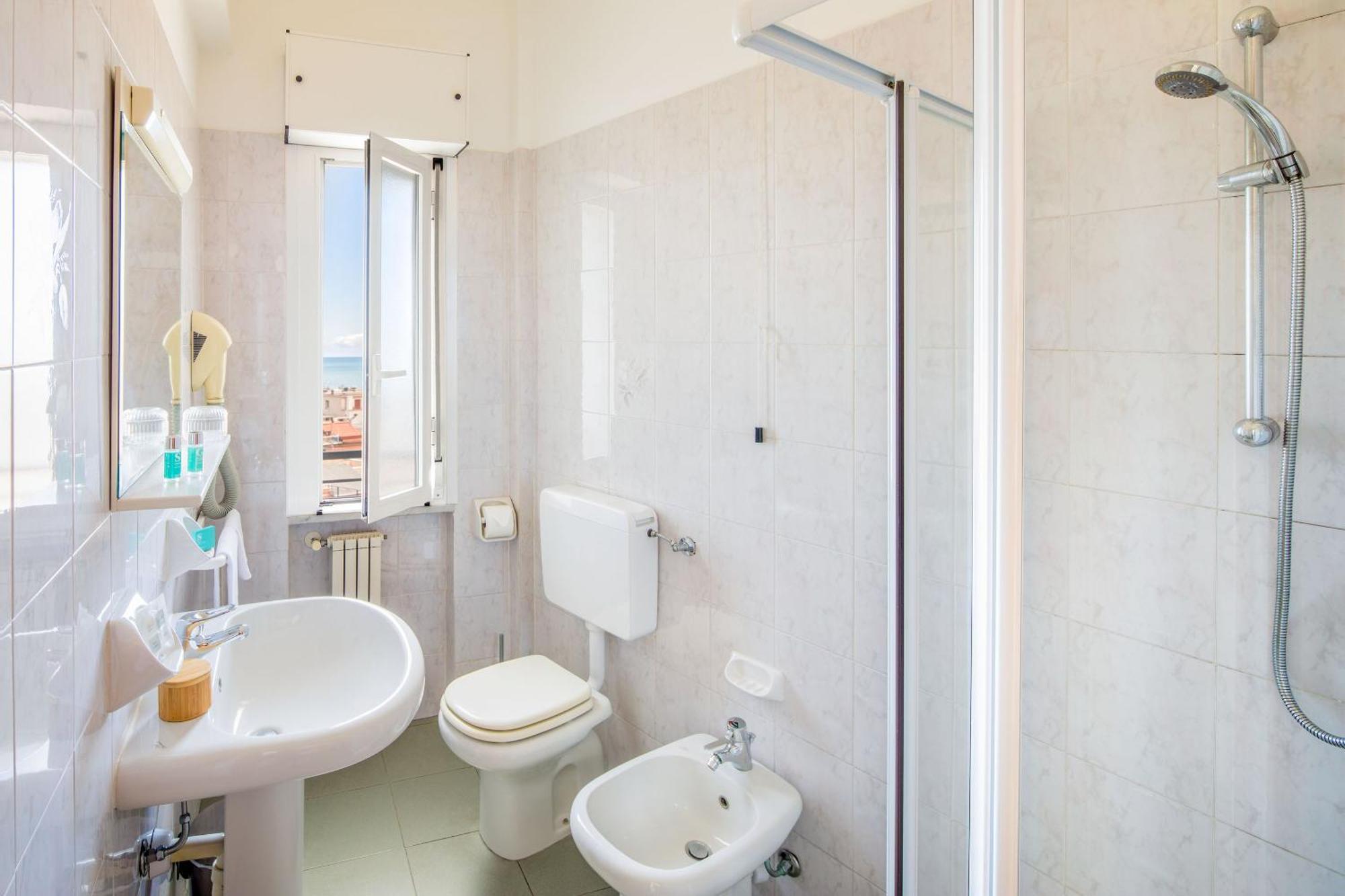 Hotel Tritone Laigueglia Εξωτερικό φωτογραφία