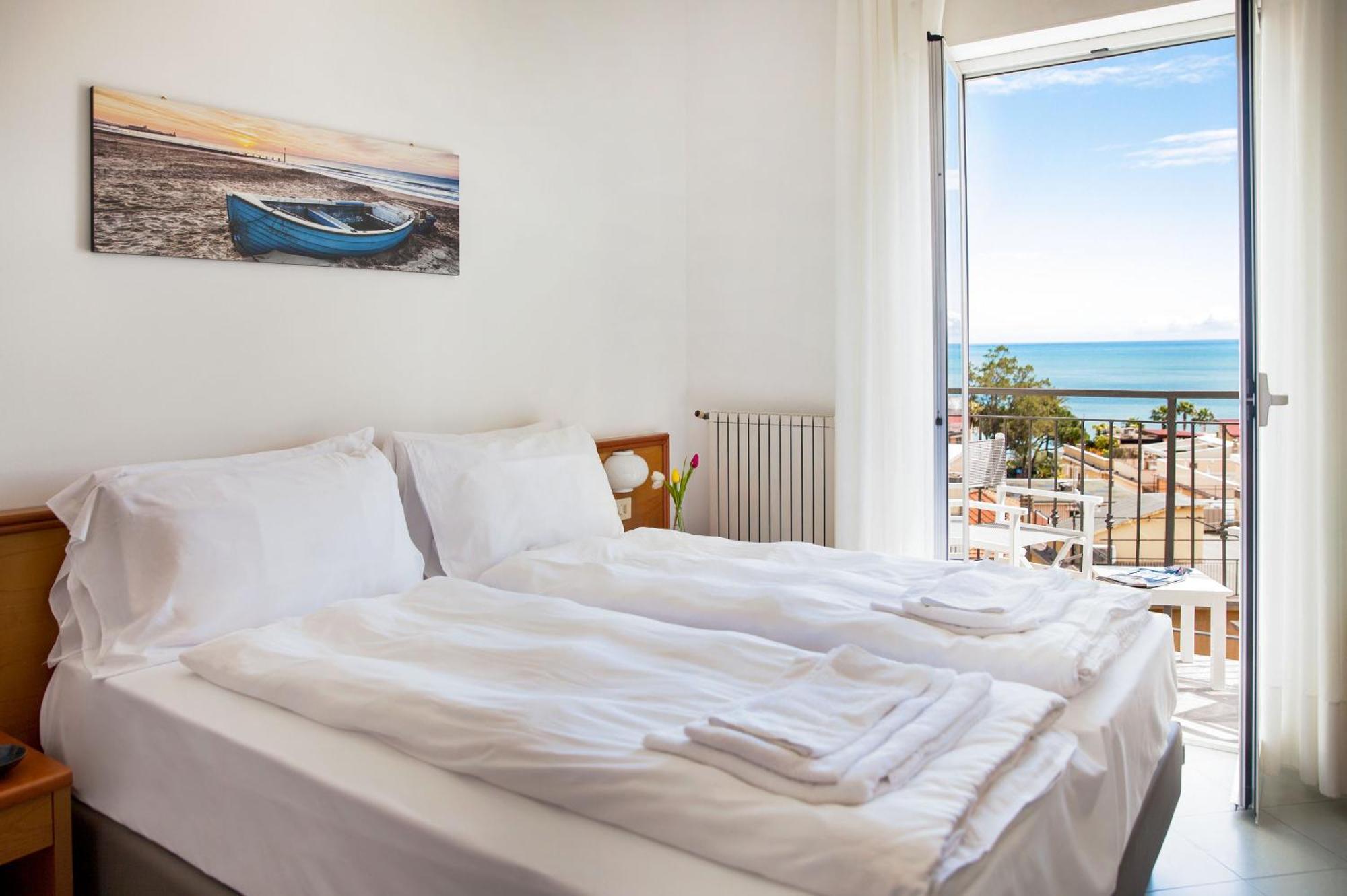 Hotel Tritone Laigueglia Εξωτερικό φωτογραφία