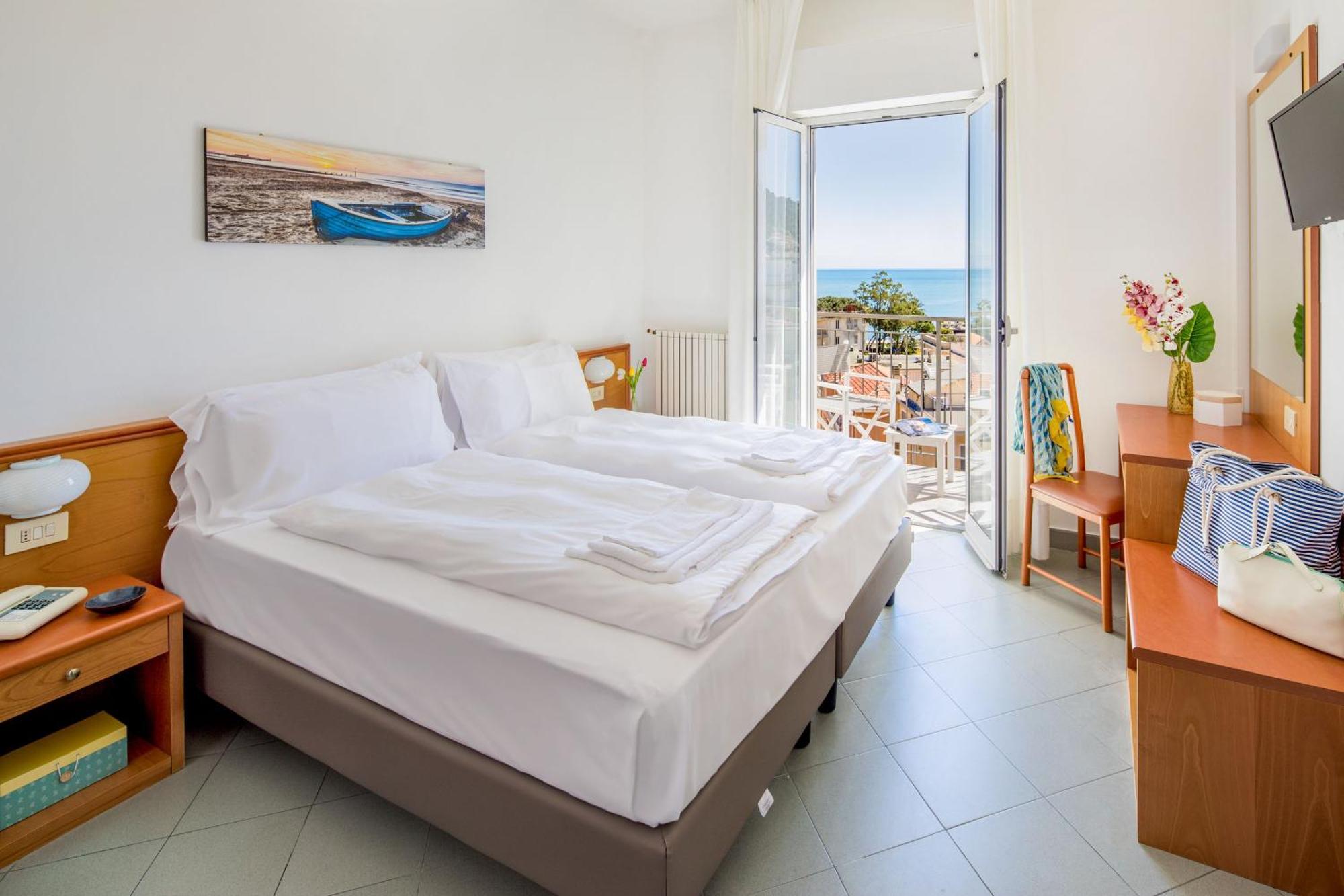 Hotel Tritone Laigueglia Εξωτερικό φωτογραφία