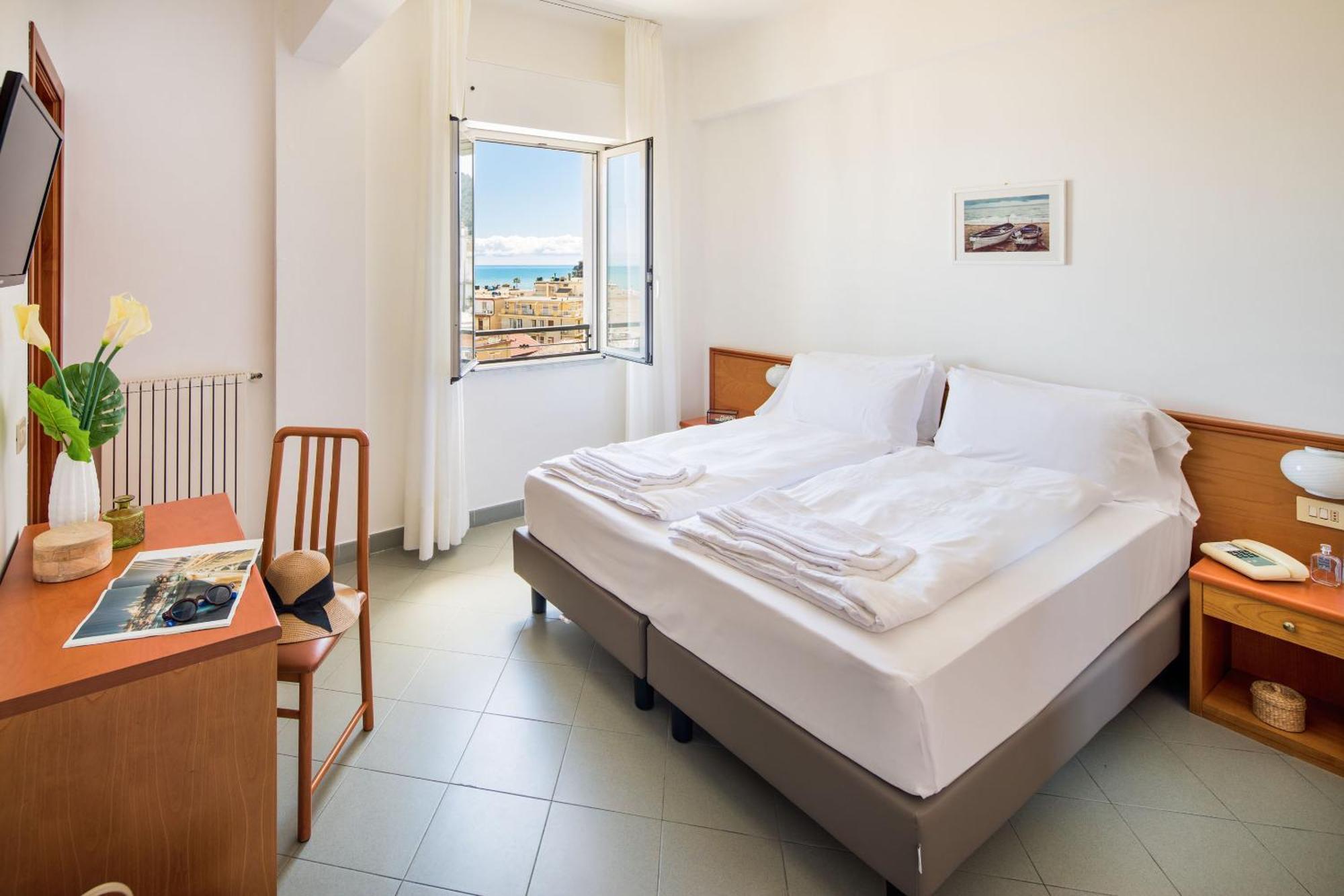 Hotel Tritone Laigueglia Εξωτερικό φωτογραφία