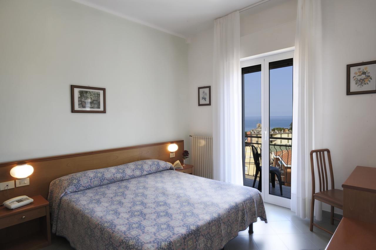 Hotel Tritone Laigueglia Εξωτερικό φωτογραφία