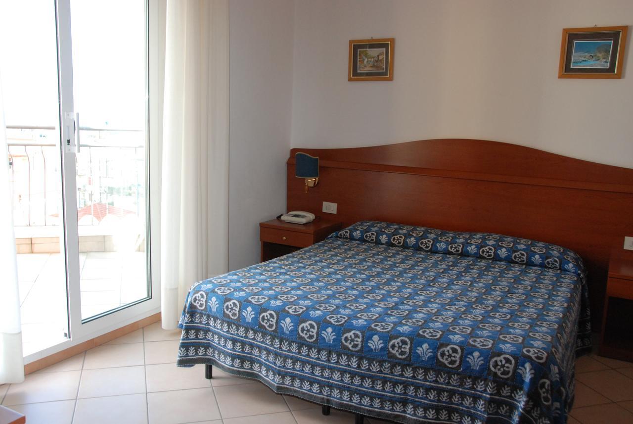 Hotel Tritone Laigueglia Εξωτερικό φωτογραφία